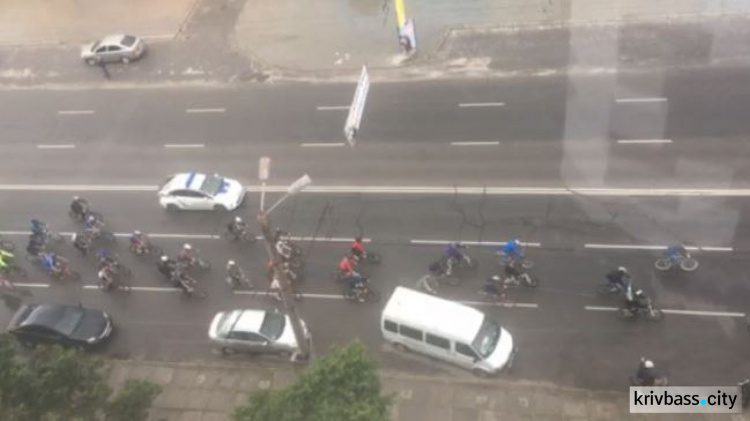 Около 1000 велосипедистов проехались по красной линии города (ФОТО)