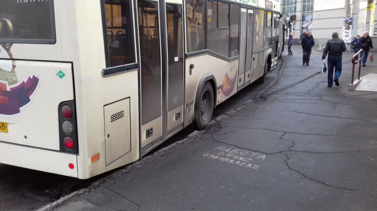 В Кривом Роге просевшие ливневки "травмируют" новые автобусы (фото)