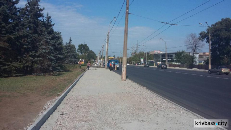 Реконструкция продолжается: в Кривом Роге на улице Волгоградской укладывают асфальт на тротуарах (ФОТОФАКТ)