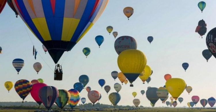 Во Франции проходит фестиваль воздушных шаров (ФОТО+ВИДЕО)