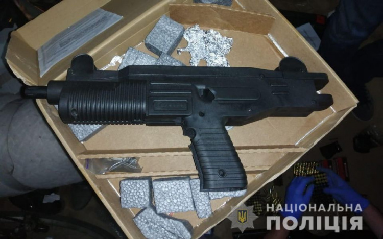 В Днепропетровской области двое мужчин торговали оружием через соцсети (фото)
