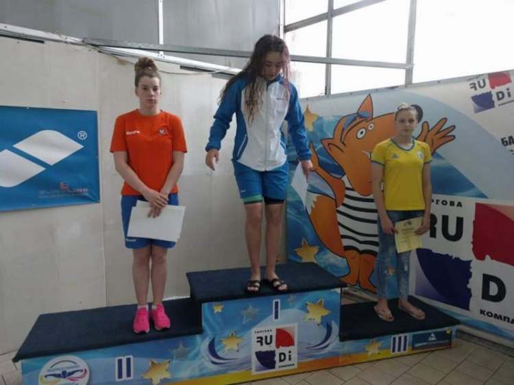 Юные пловцы из Кривого Рога вернулись победителями с чемпионата области по плаванию (фото)