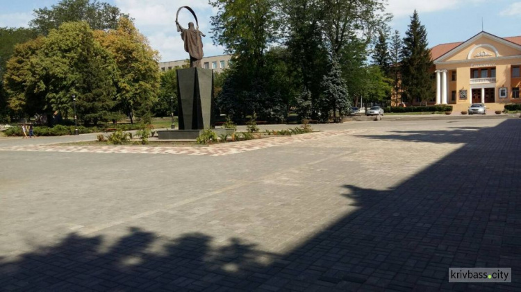 Жители Кривого Рога интересуются, почему лестницу возле админздания оставили разрушенной  (ФОТОФАКТ)