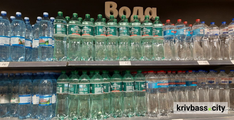 Вже напилися: у супермаркетах Кривого Рогу черг за водою більше немає