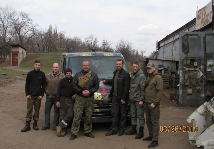 В Кривом Роге волонтеры отремонтировали авто батальона "Кривбасс", сделав его эксклюзивным (фото)