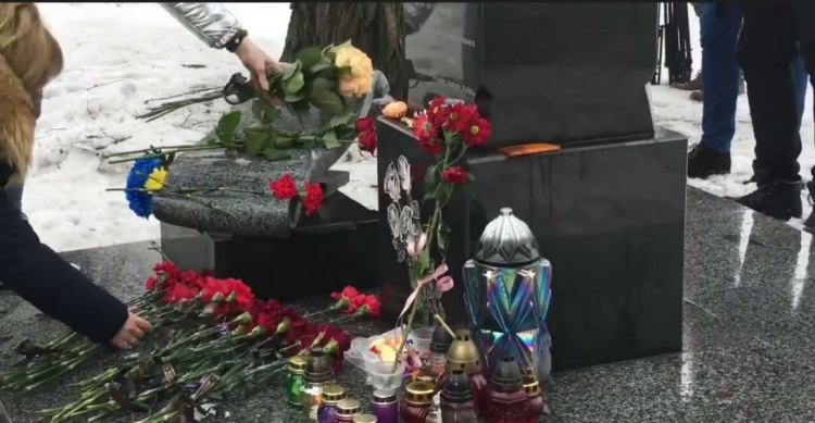 В память о Кузьме Скрябине криворожане организовали автопробег и зажгли лампадки на месте трагедии