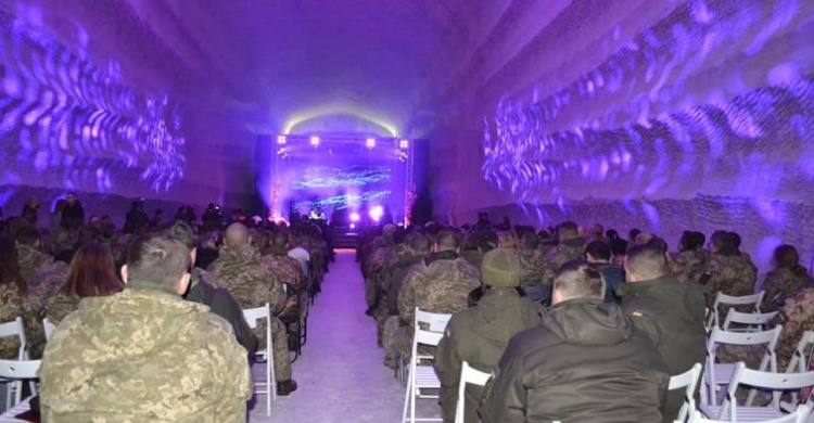 Подземный джаз: военнослужащие из Кривого Рога спустились в шахту послушать музыку (фото)