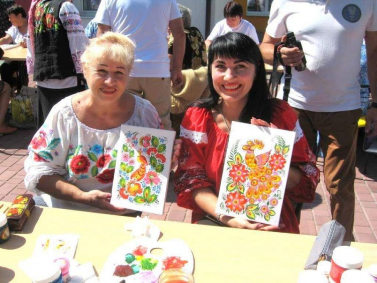 На Днепропетровщине 126 мастеров петриковской росписи установили национальный рекорд (фото)
