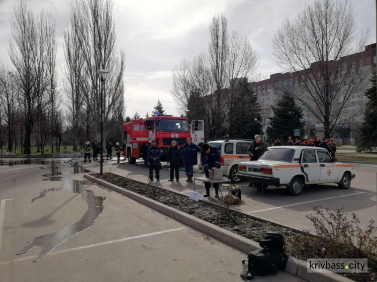 В Кривом Роге прошли учения: спасатели эвакуировали людей из торгово-развлекательного центра (ФОТО)