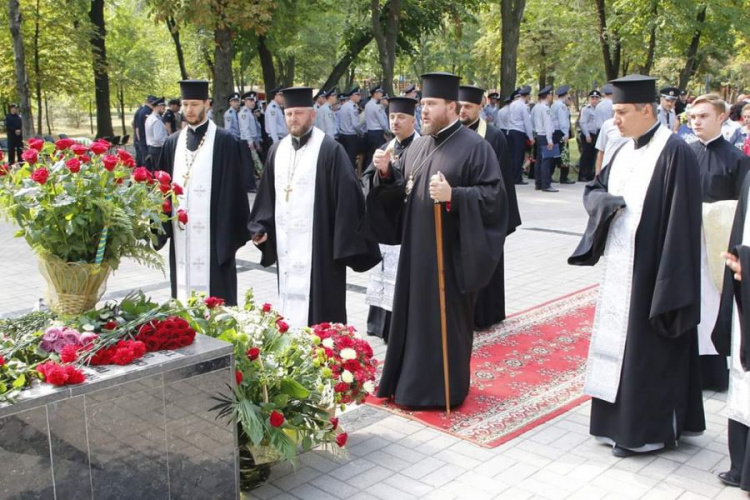 На Днепропетровщине и в Кривом Роге почтили память погибших правоохранителей (фото)