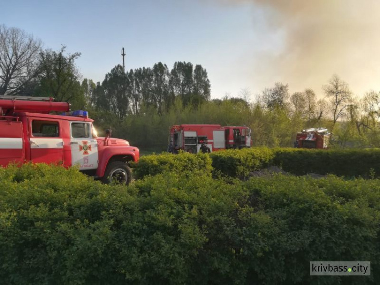 Уже горят, но не свечи: на Днепропетровщине сегодня утром спасатели тушили загоревшуюся церковь (фото, видео)