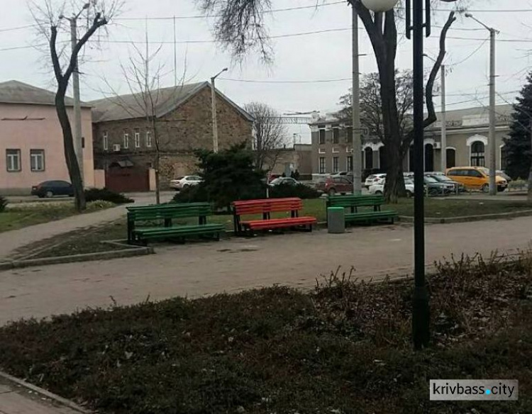 Возле главного вокзала Кривого Рога установили 8 новых лавочек (ФОТО)