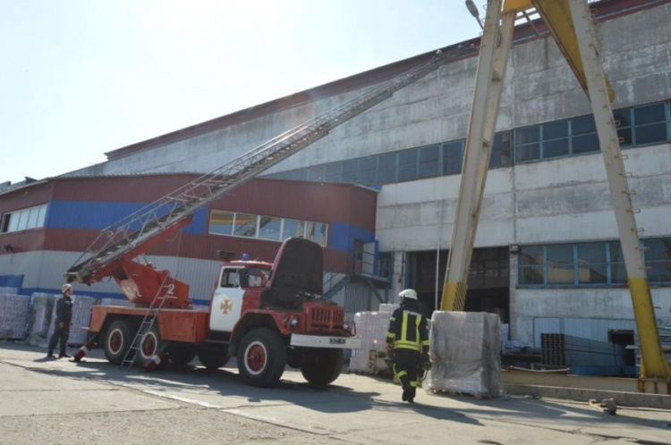 В Днепропетровской области горит завод по изготовлению туалетной бумаги и салфеток (фото, видео)