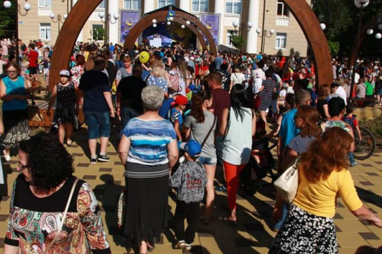 В Кривом Роге провели праздничное открытие сквера возле Дворца культуры "Карачуны" (ФОТО) 