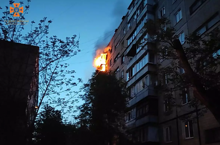 Пожежа у Покровському районі: вогнеборці врятували жінку та двох дітей