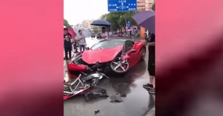 Китаянка за пару минут разбила прокатный Ferrari (ВИДЕО)