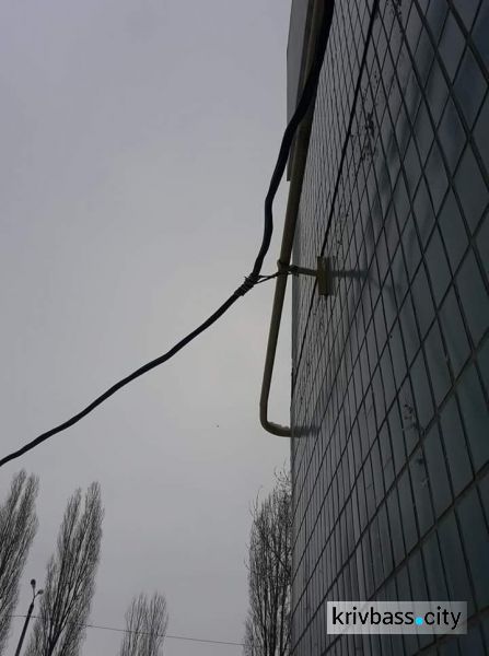 В Кривом Роге работники ДТЭК прикрепили кабель под напряжением к газовой трубе (ФОТОФАКТ)
