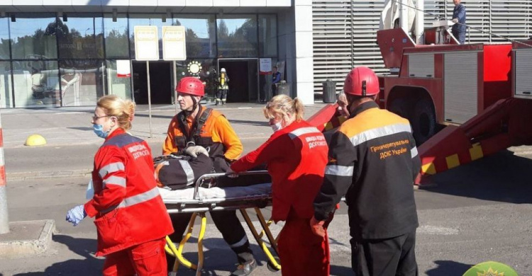Спасатели сняли двух пострадавших с крыши развлекательного комплекса: как проходили учения в Кривом Роге (ФОТО)