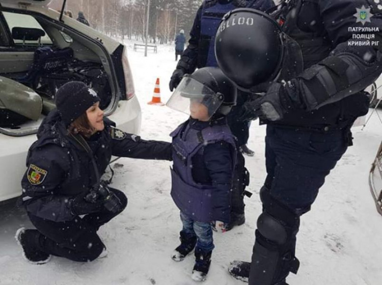 Рождество с полицейскими: в Кривом Роге провели веселый и интересный праздник (фото)