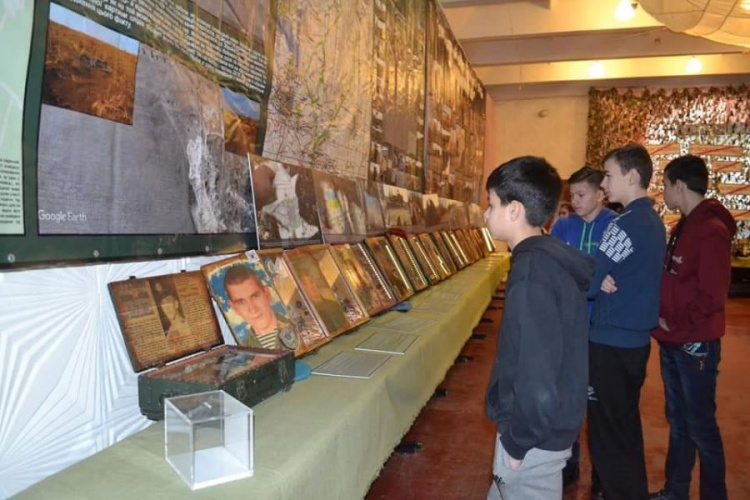 В одной из школ Кривого Рога открылась передвижная выставка "Блокпост памяти" (фото)