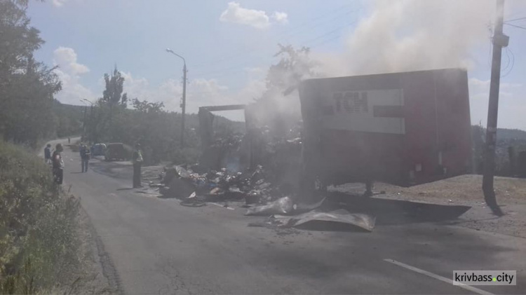 Во время движения на Кирпичном загорелся прицеп грузовика с посылками