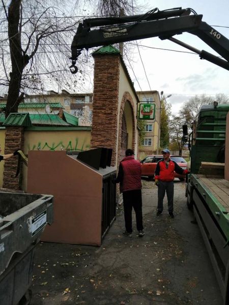На нескольких улицах Кривого Рога установили новые мусорные контейнеры (фото)