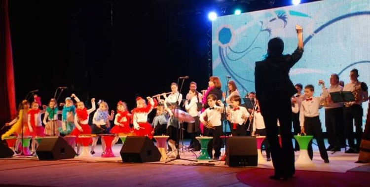 В Кривом Роге в преддверии праздника весны состоялся гала-концерт "Квiтка надii" (ФОТО)
