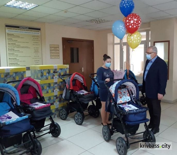 Восемь криворожских семей получили коляски для новорожденных 