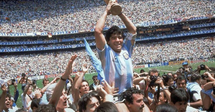 Помер аргентинський футболіст Дієго Марадона