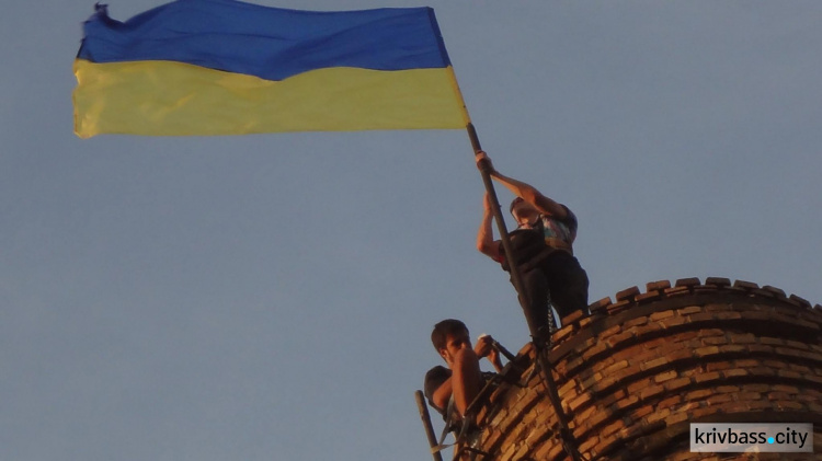 Патриоты Кривого Рога вывесили флаги Украины на наивысших точках города (ФОТО)