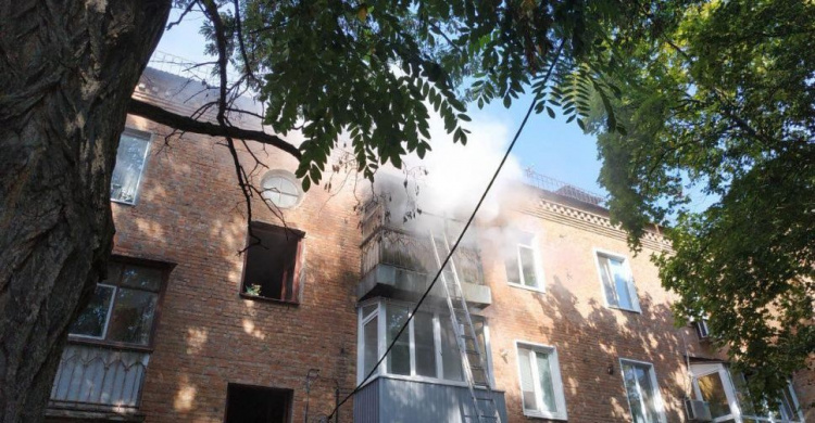 Пожар в Кривом Роге: загорелась квартира, женщина с детьми выбежала на улицу (ФОТО)