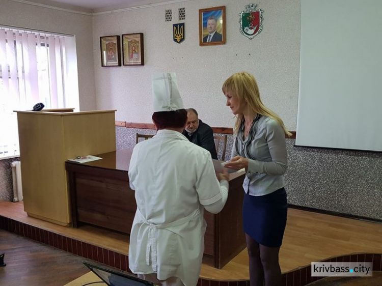 Волонтеры Кривого Рога наградили медиков ко Дню защитника Украины (ФОТО)