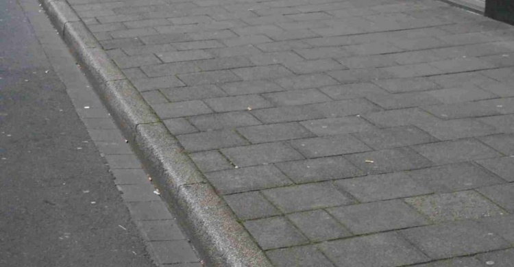 В Кривом Роге жители через петицию требуют расширить тротуары