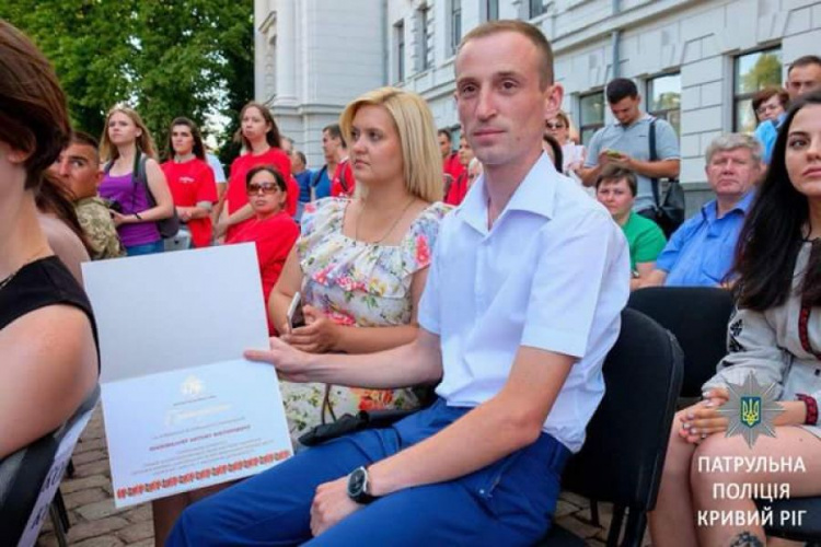 Криворожскому патрульному вручили премию Днепропетровского областного совета (ФОТО)