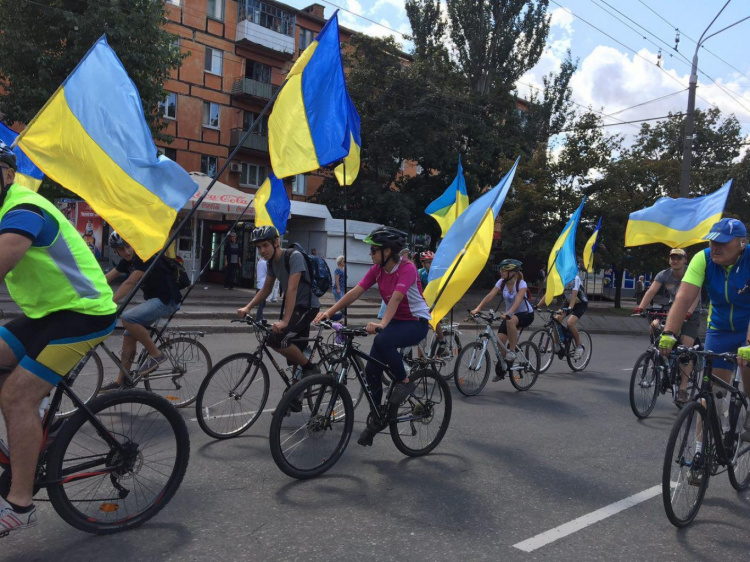 В Кривом Роге проехалось больше 150 велосипедистов с украинскими флагами (ФОТО)
