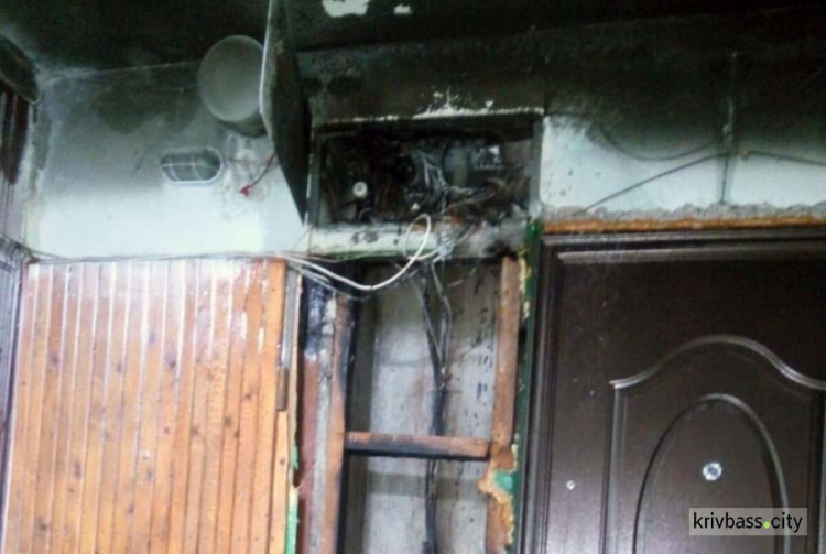 В Кривом Роге случился пожар в многоэтажном доме: огнеборцы спасли пенсионерку
