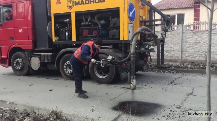 При ремонте дорог в Кривом Роге используют новую технологию (видео)