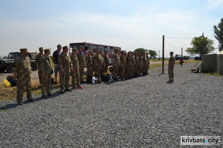 В Кривом Роге несколько тысяч военнообязанных учатся обороняться (ФОТО)