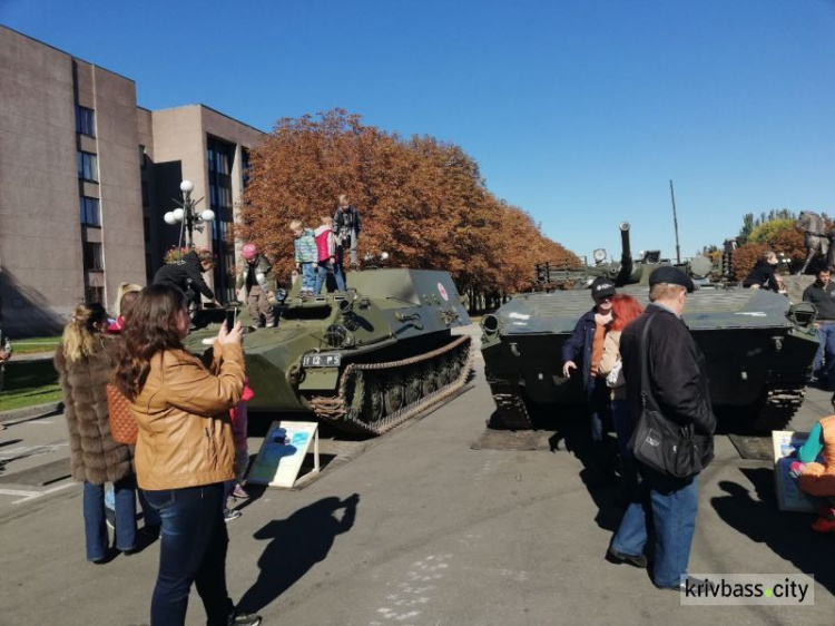 Танки, артиллерийские комплексы, минометы: в Кривом Роге проходит выставка военной техники (ФОТО)