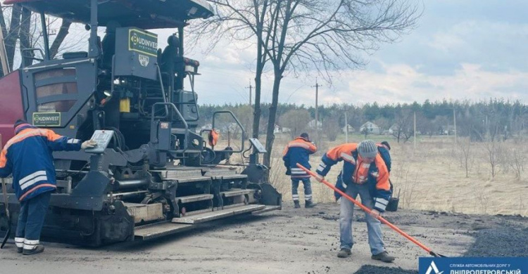 На дорогах Дніпропетровщини проводять ямковий ремонт