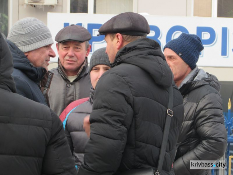 Работники КПВС пришли под стены Криворожского отдела полиции поддержать главного инженера, обвиняемого в воровстве (ФОТО, ВИДЕО)