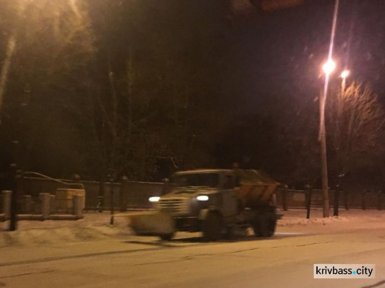 На расчистку дорог от снега ночью в Кривом Роге вывели 52 единицы спецтехники (ФОТО)