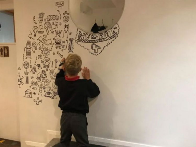 Мальчика, которого ругали за рисование на уроках, пригласили расписать ресторан (ФОТО)