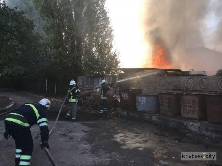 В Кривом Роге горят заброшенные сараи в Саксаганском районе (ФОТО)