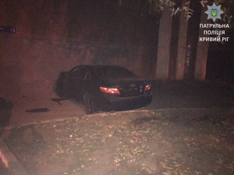 Сбежать не удалось: в Кривом Роге нетрезвый водитель врезался в стену (фото)