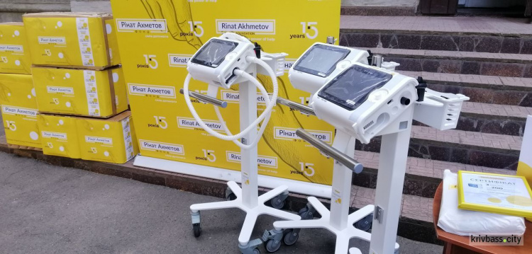 Прямо зараз: лікарні Тернівського району отримують сучасні апарати ШВЛ від Фонду Ріната Ахметова та компанії Метінвест