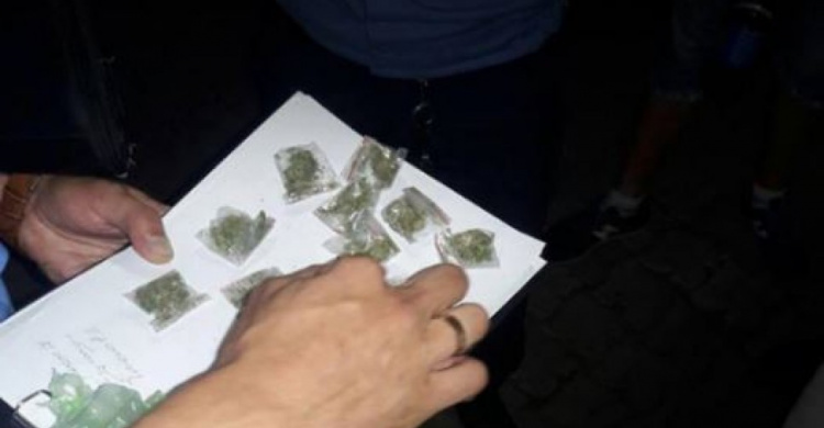 В Кривом Роге полиция поймала мужчину с наркотиками (ФОТО)