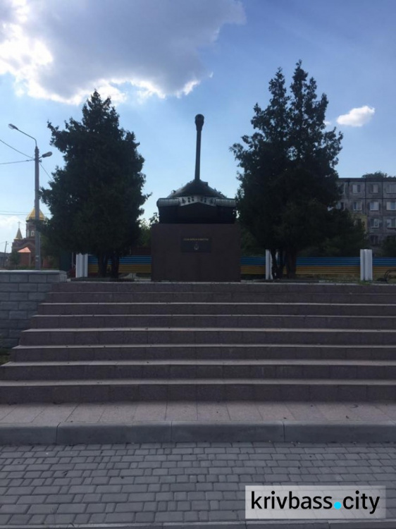 На Макуланах неизвестные повредили памятник "Воинам танкистам"(ФОТО)