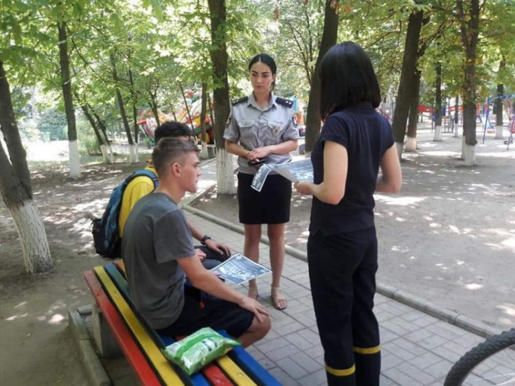 На Днепропетровщине полиция просит рассказать детям о последствиях игр с боеприпасами (фото)