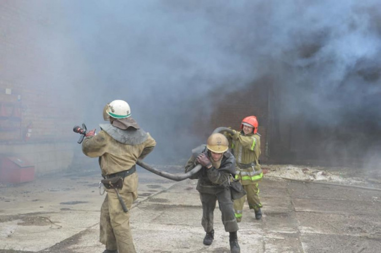 В Днепропетровской области пламя охватило три тысячи квадратных метров (фото)